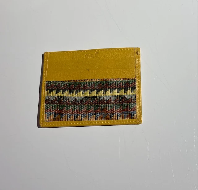 TARJETERO PIEL MOSTAZA ÉTNICO