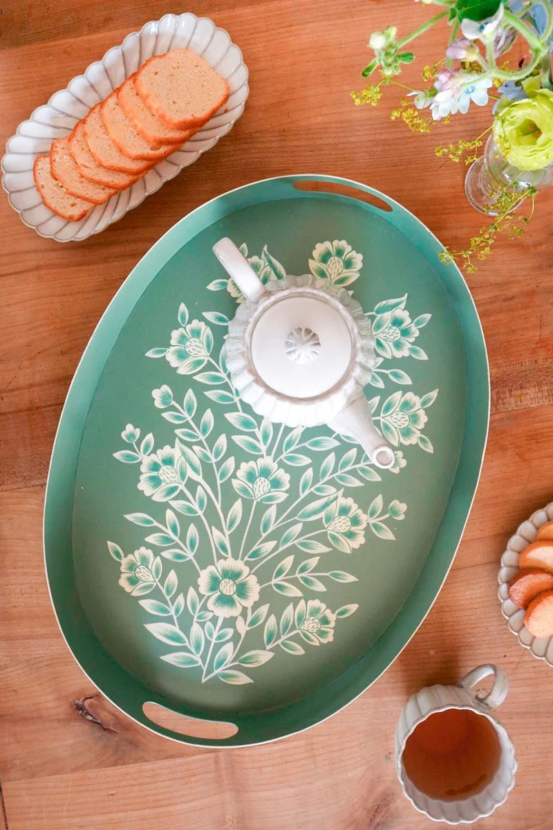 Bandeja Oval Verde Con Flores Blancas Pintadas