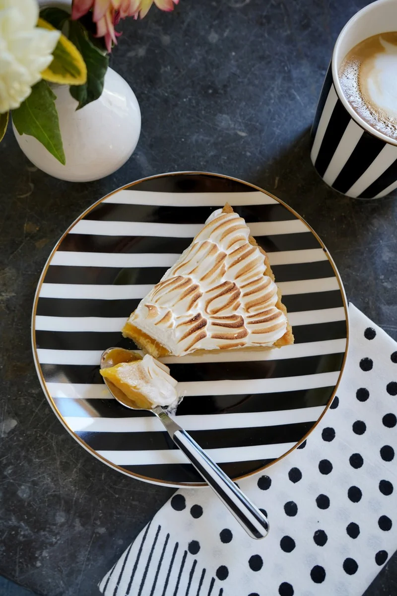 Plato De Postre Negro Y Blanco Con Diseño De Rayas
