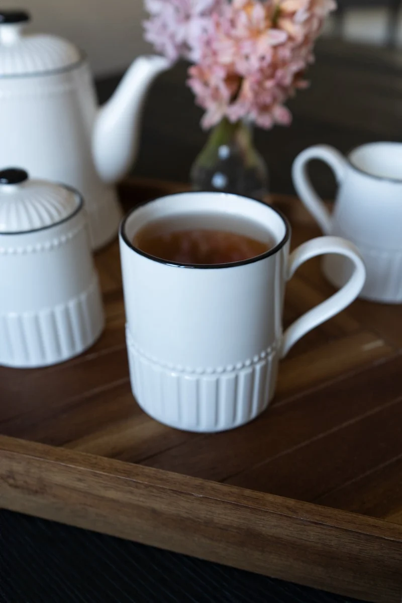 Taza De Porcelana Blanca Con Filo Negro