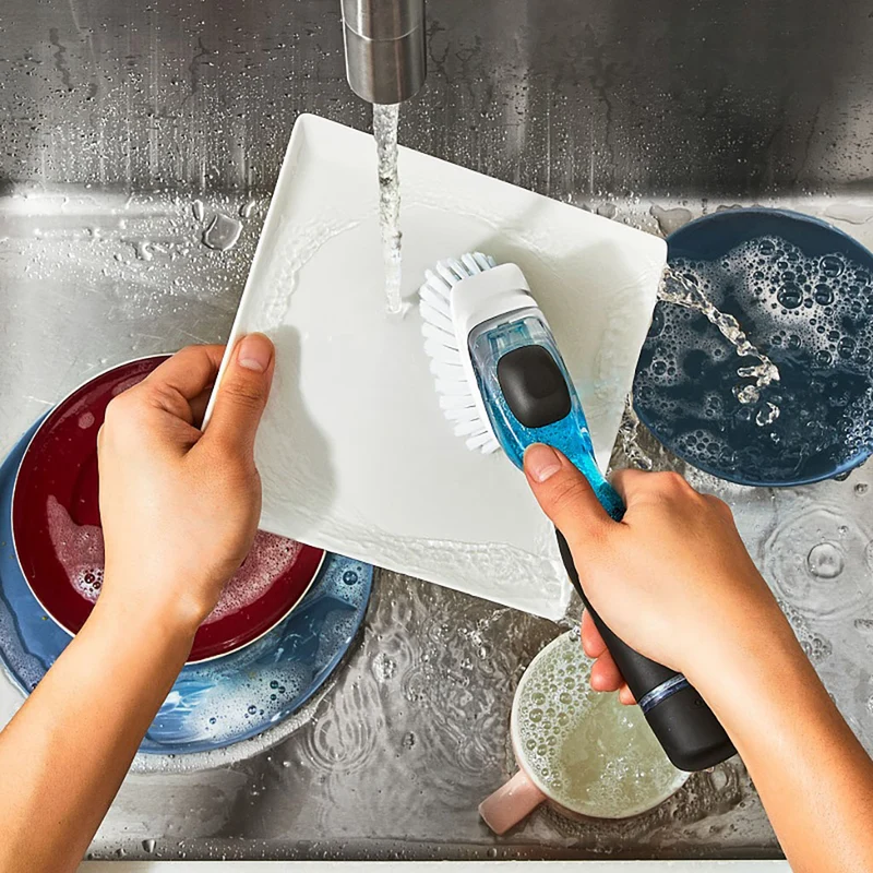 Cepillo con dispensador para limpiar los platos OXO