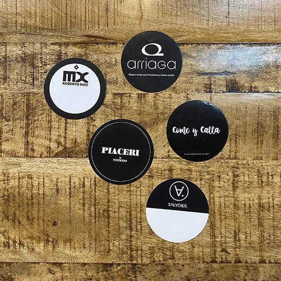Pegatina adhesiva personalizada en tinta negra ø8,5 cm. Varias cantidades