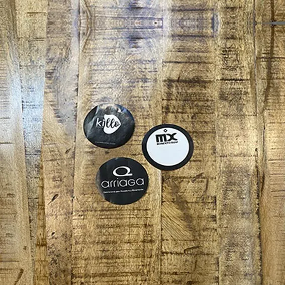 Pegatina adhesiva personalizada tinta negra ø3,5 cm. Varias cantidades.