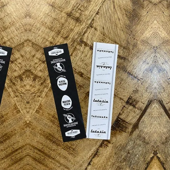 Precinto adhesivo personalizado en tinta negra. 12 x 3 cm. Varias cantidades.
