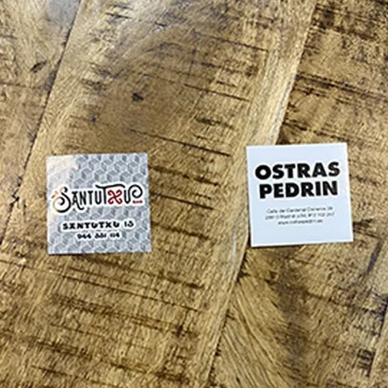 Pegatina adhesiva cuadrada personalizada a 1 color 6x6 cm. Varias cantidades.