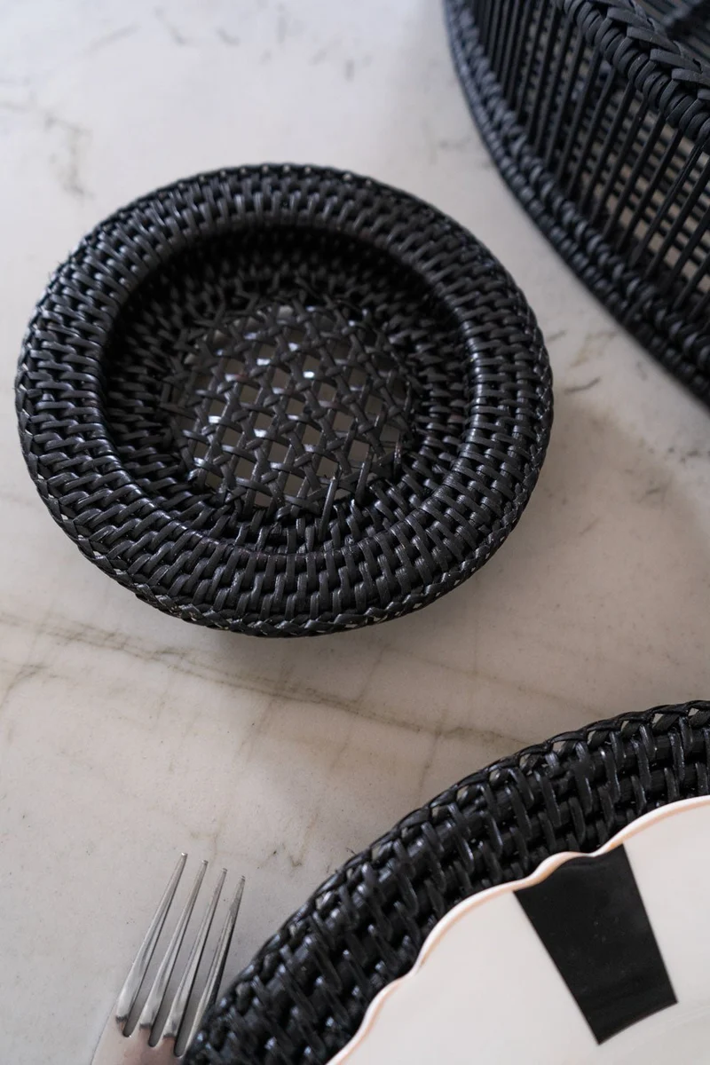 Plato De Pan De Ratán Negro