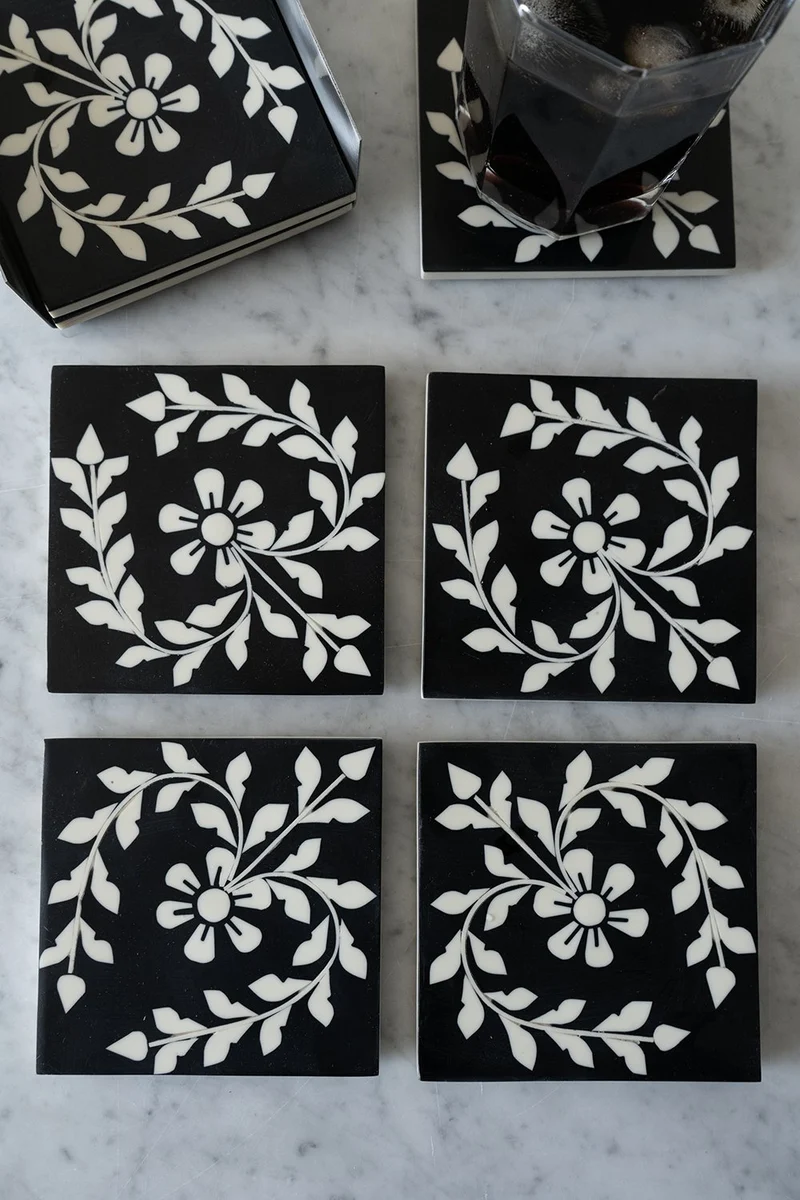 Set 4 Posavasos Con Diseño De Flores Blancas Sobre Fondo Negro