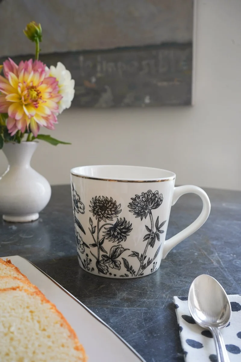 Taza Negra Y Blanca Con Diseño De Flores
