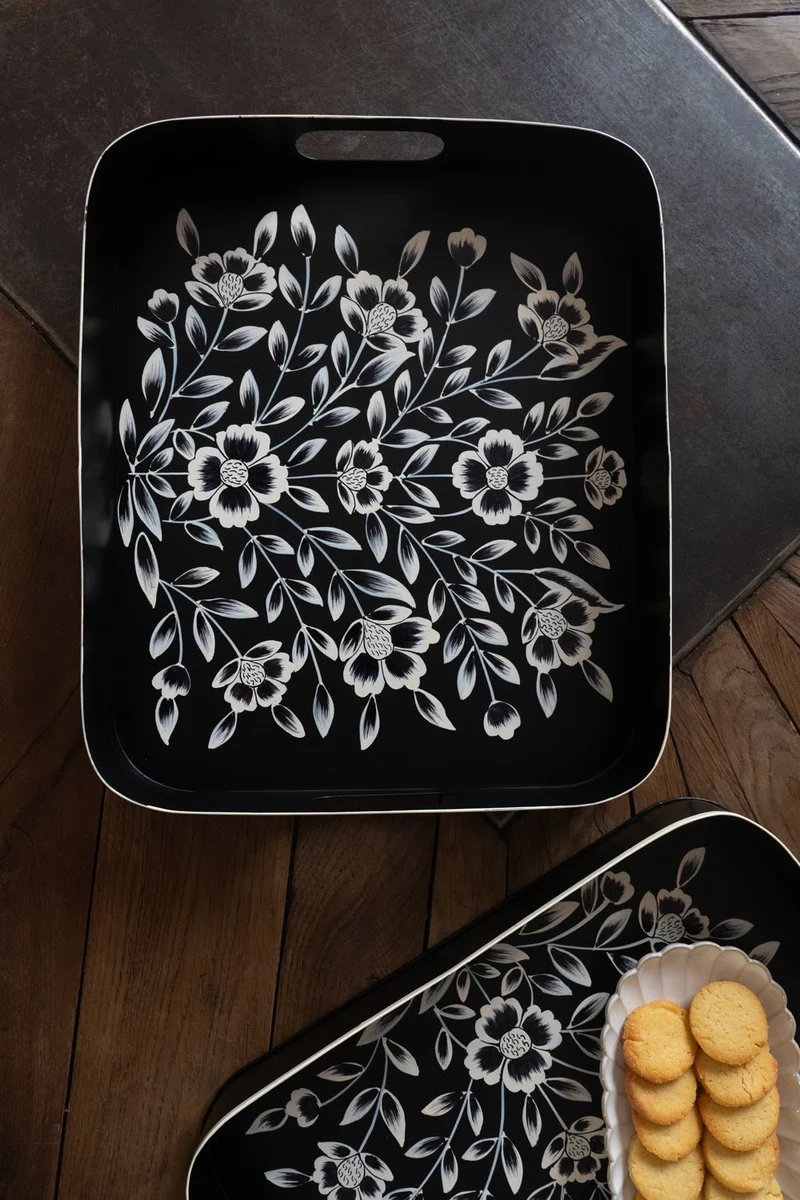 Bandeja Rectangular Negra Con Flores Blancas Pintadas