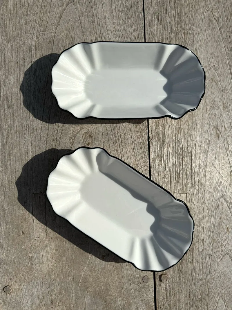 Fuente Blonda De Porcelana Blanca Con Filo Negro