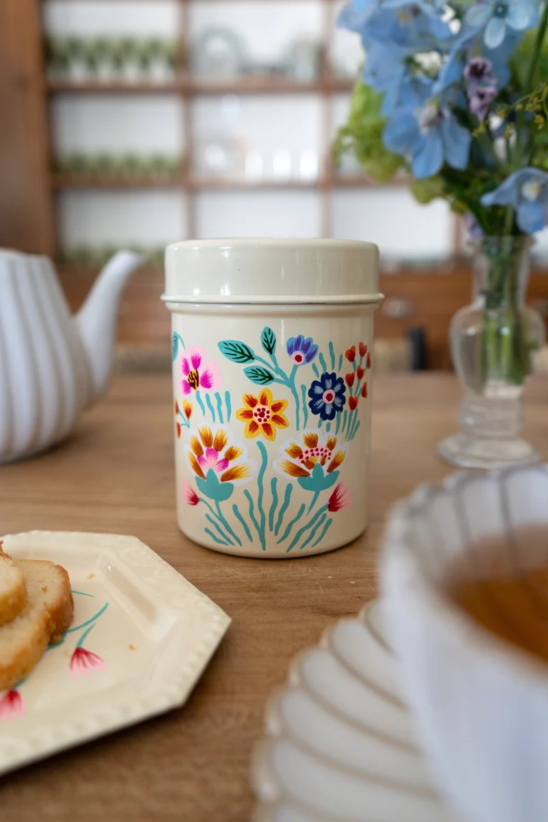 Tarro Con Tapa Beige Con Flores De Colores Pintadas
