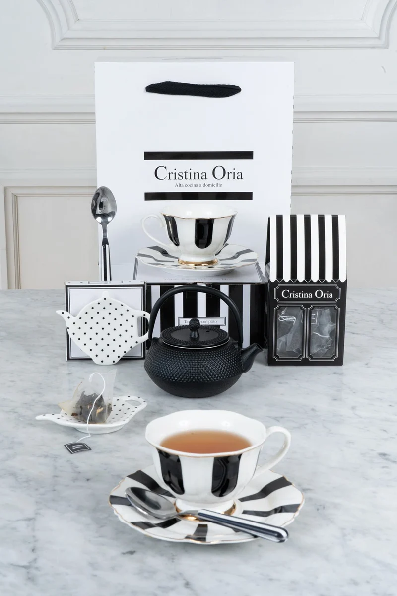 Tea Time For One & Tetera De Hierro