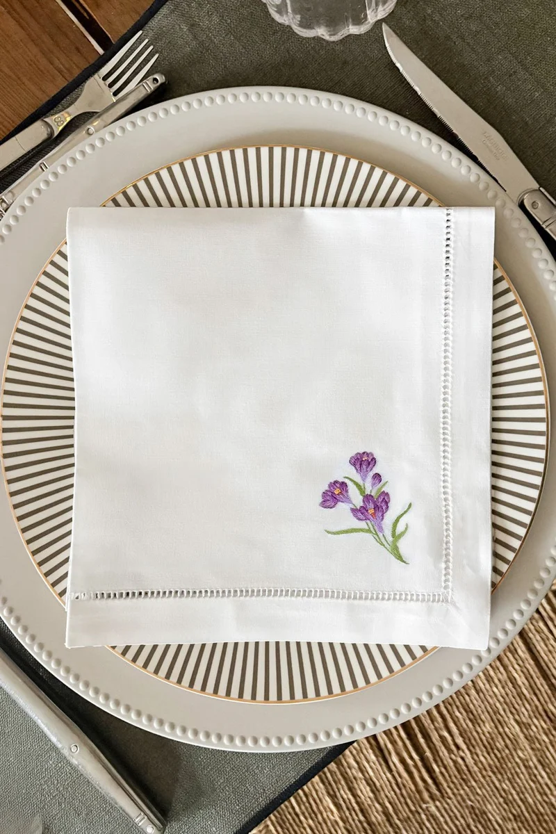 Servilleta Bordada A Mano Con Diseño De Flor Crocus Violeta