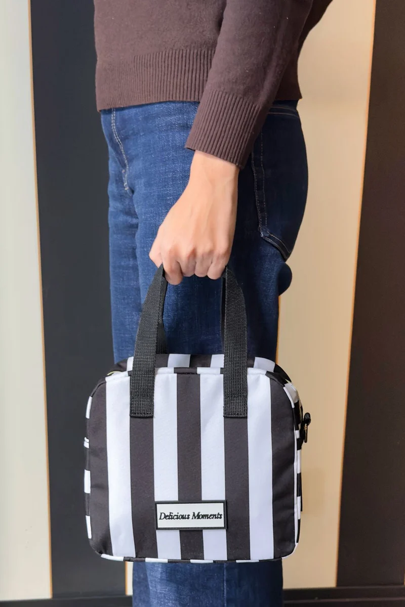 Bolsa Isotérmica Blanca Y Negra Con Mensaje “Delicious Moments”