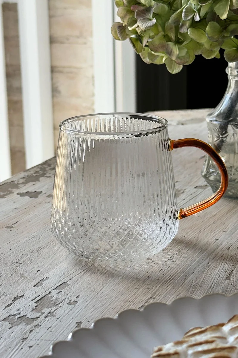 Taza De Cristal Con Detalles Tallados Y Asa De Color