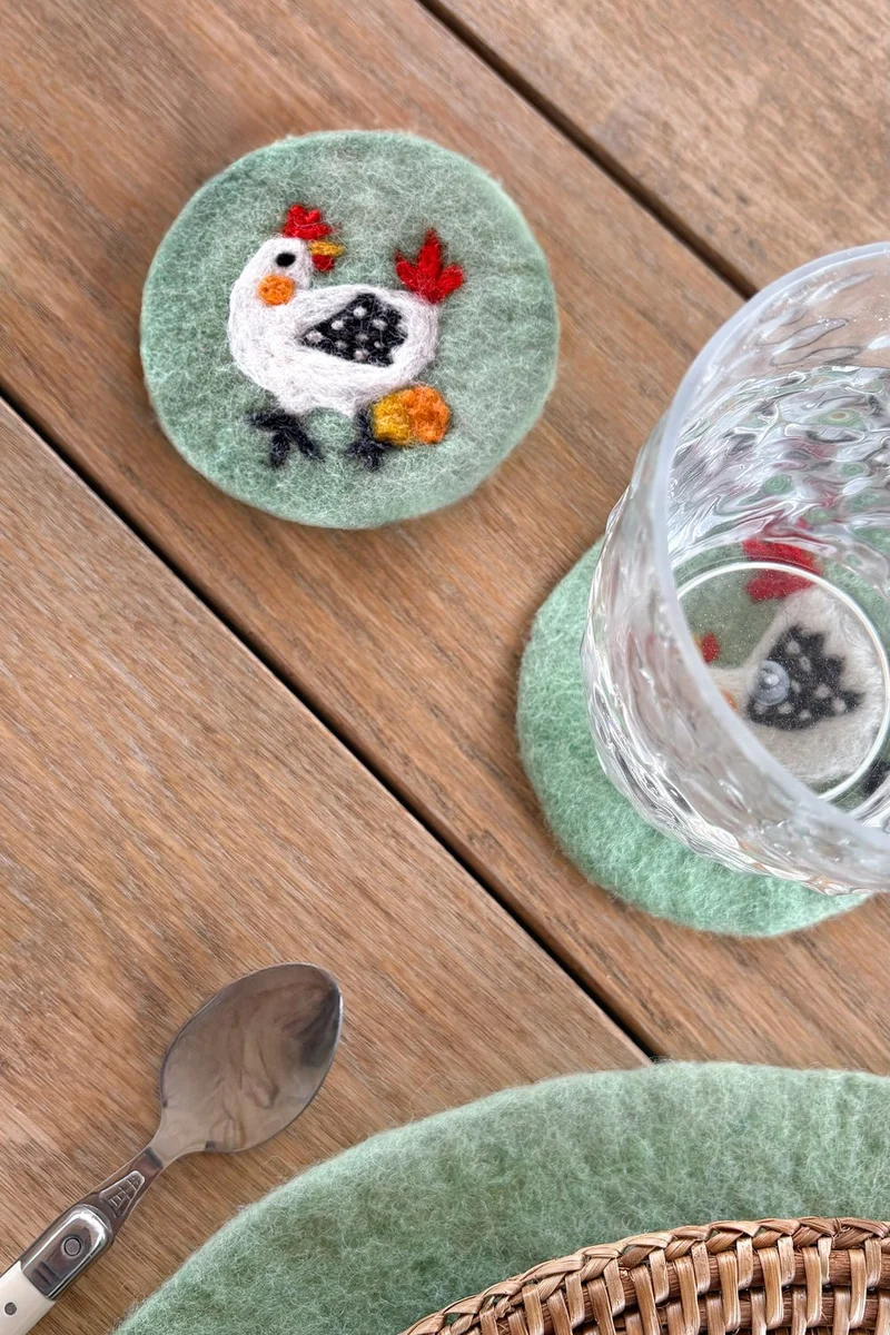 Posavasos De Fieltro Verde Con Diseño De Gallina