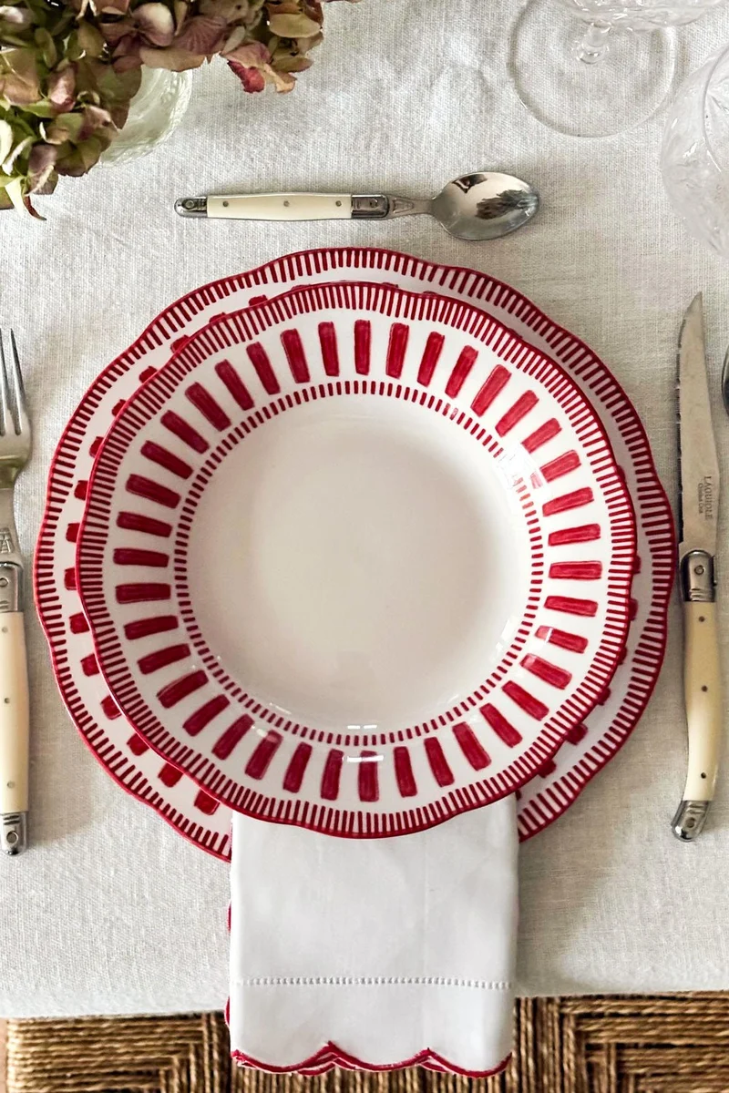 Plato Hondo Con Diseño Rojo Y Blanco