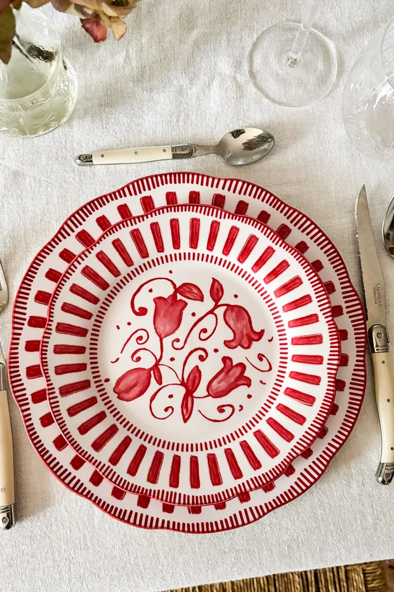 Plato De Postre Con Diseño Rojo Y Blanco