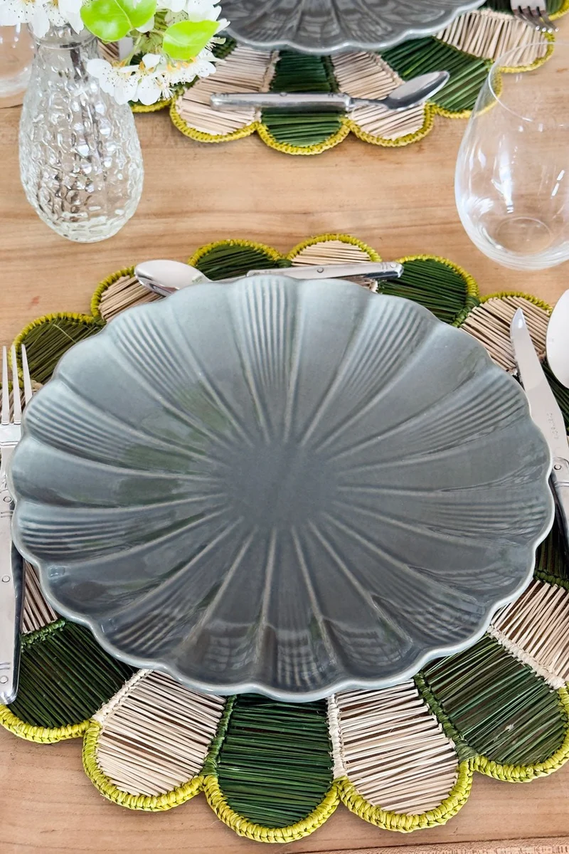 Plato Llano De Cerámica Flor Gris