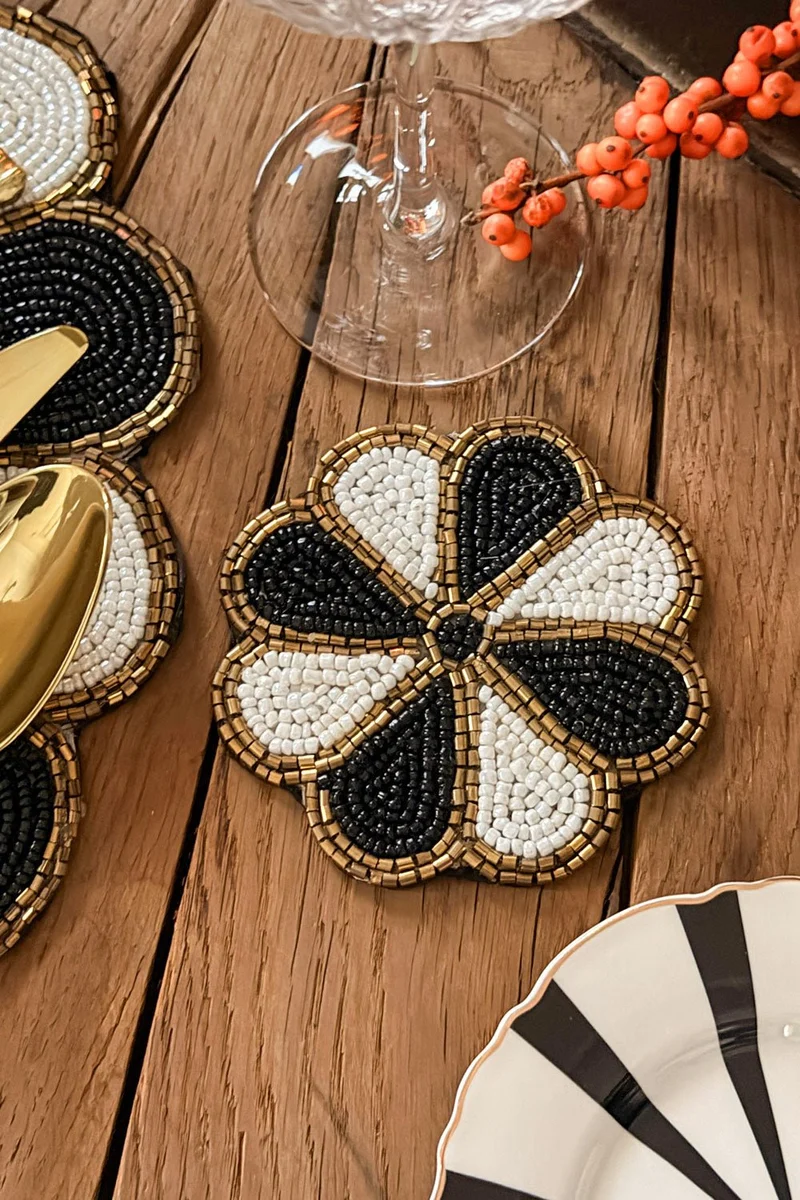Posavasos Flor Blanco Y Negro Bordado Con Cuentas
