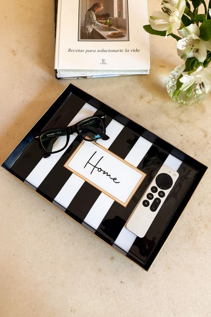 Bandeja Rectangular Rayas Blancas Y Negras Con Mensaje "Home"