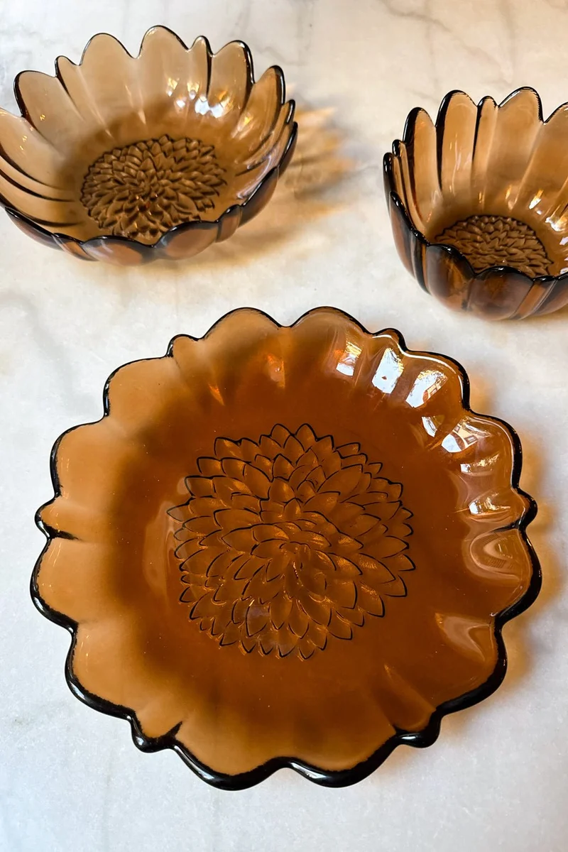 Plato De Postre De Cristal Con Diseño De Flor Irregular Ámbar