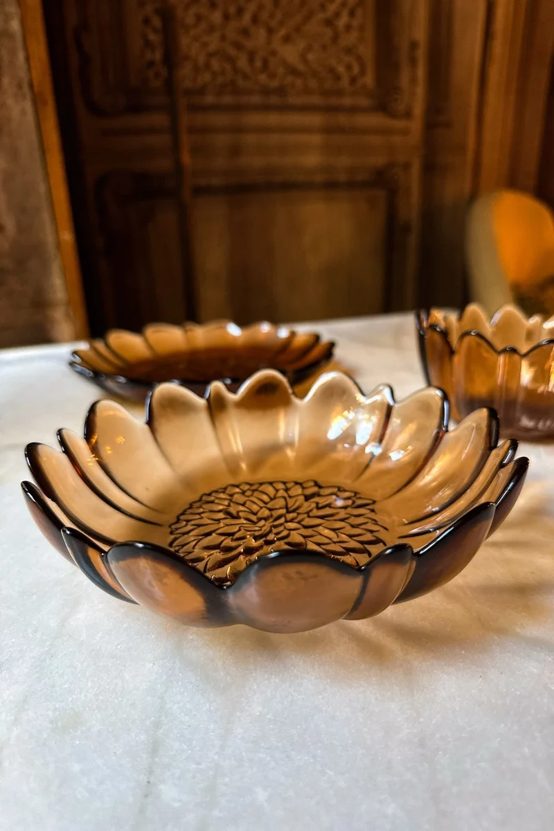 Plato Hondo De Cristal Con Diseño De Flor Irregular Ámbar