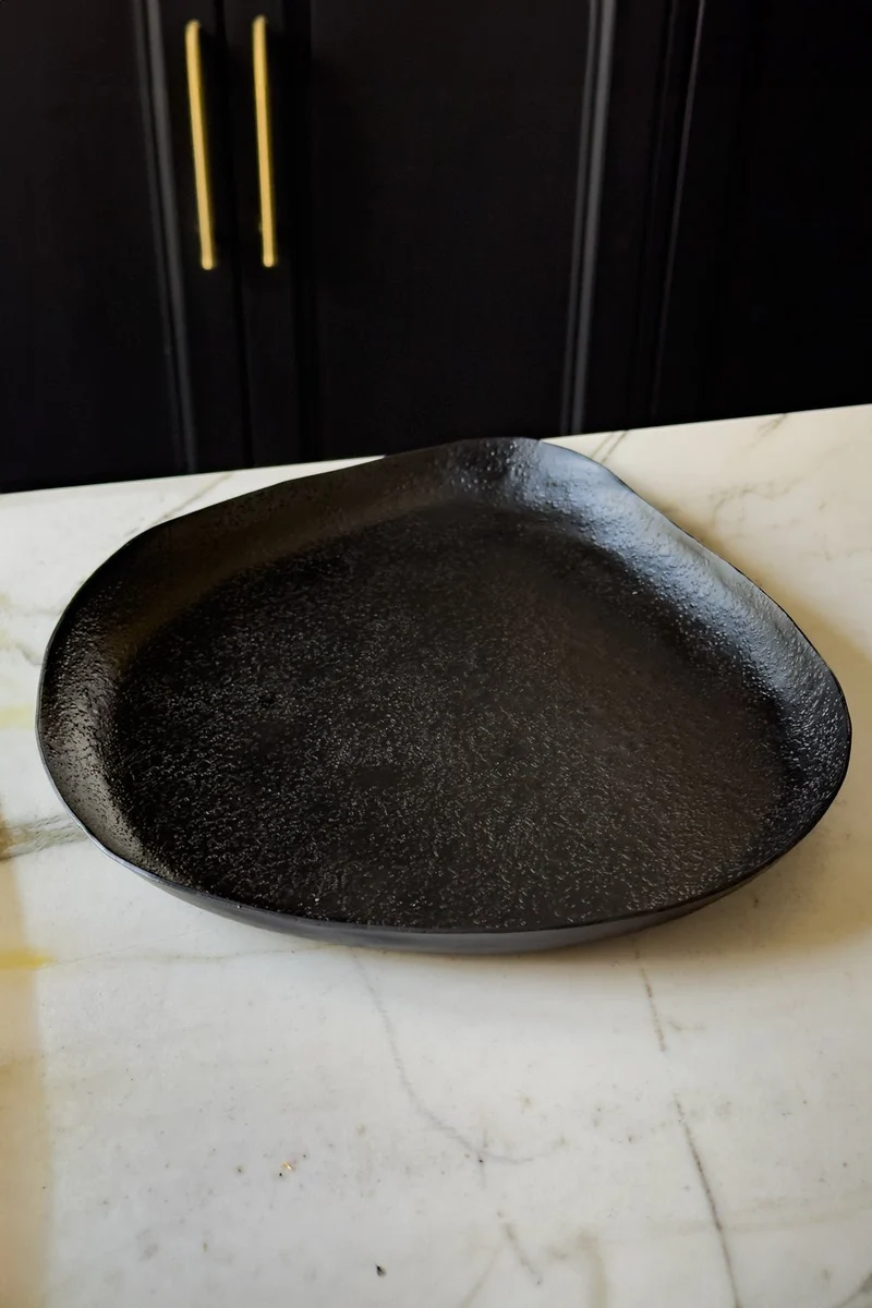 Bandeja Negra De Aluminio Con Diseño Irregular Pequeña