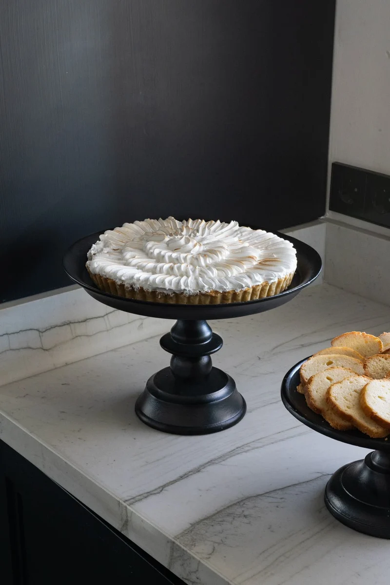 Base Negra Alta Con Detalle Ondulado En Su Pie