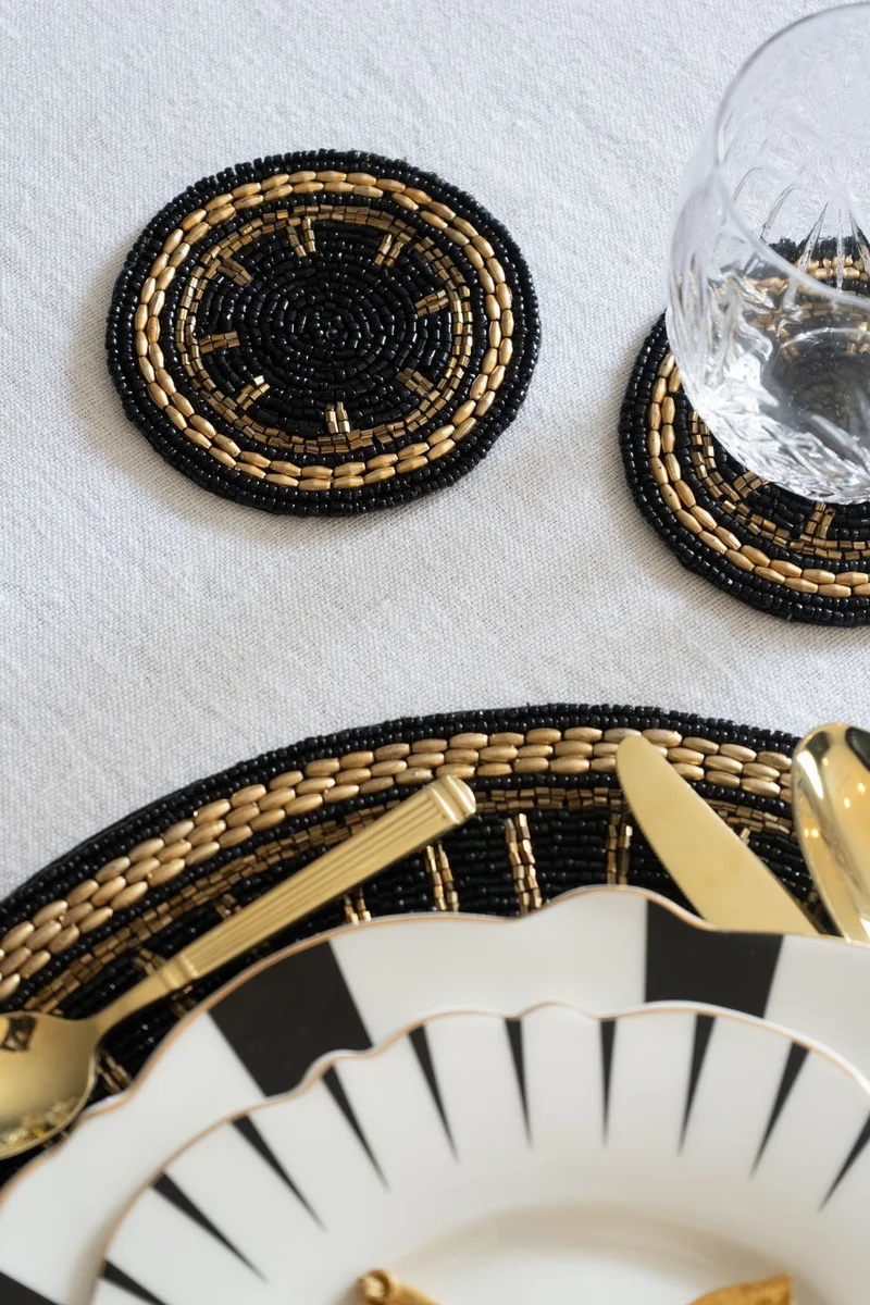 Posavasos Negro Con Detalles Dorados Bordado Con Cuentas
