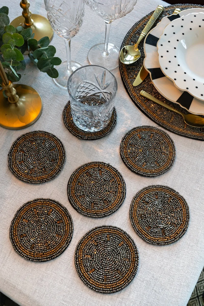 Set De Seis Posavasos Plateados Con Detalles Dorados Bordados Con Cuentas