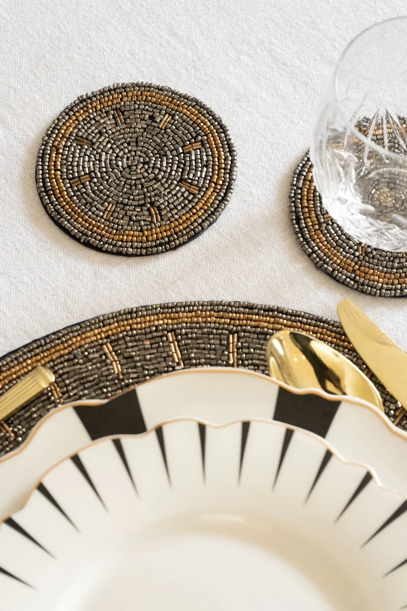 Posavasos Plateado Con Detalles Dorados Bordado Con Cuentas