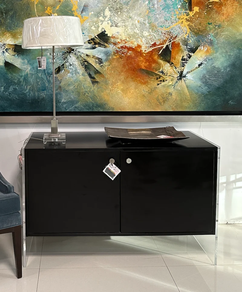 Cómoda de madera con acrilico. Hammary Furniture.