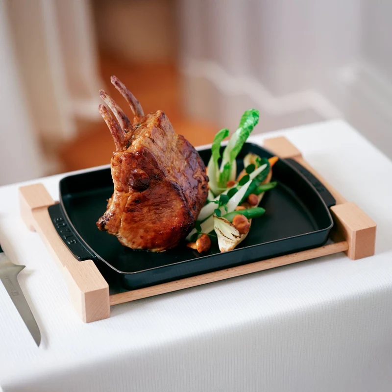 Bandeja rectangular de hierro fundido para cocinar y servir con base de madera Staub