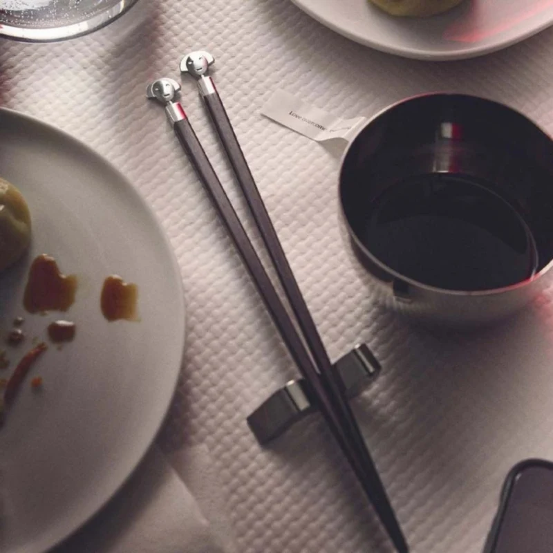 Conjunto de dos palillos de ébano con soporte de inox Alessandro Mendini Alessi